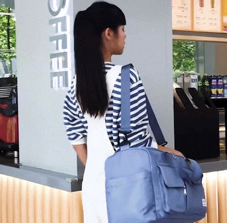 Weekend travel bag, extra-large & waterproof, ideal for gym or durable carry-on.