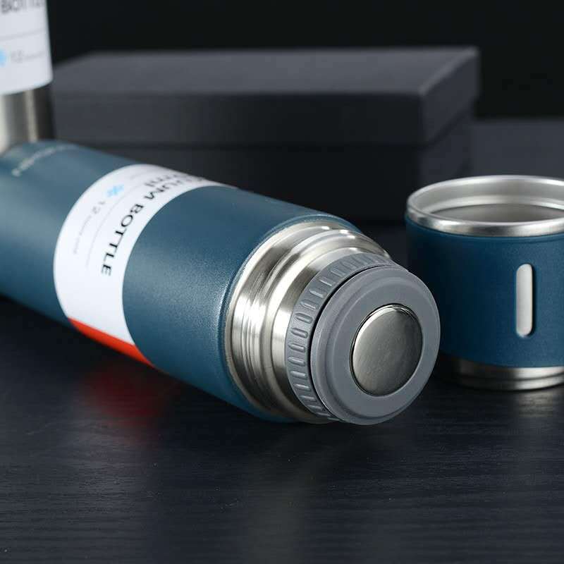 Robust insulated flask, keeps drinks hot or cold for 12 hours. Ideal for outdoor enthusiasts.