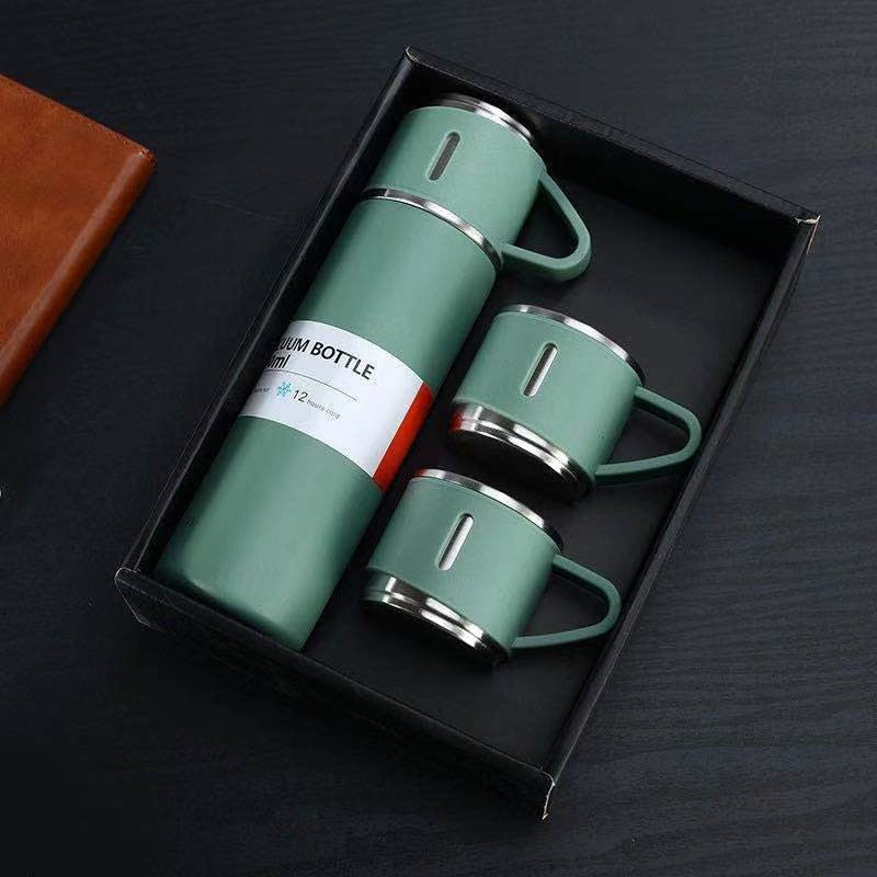 Unisex insulated travel mug, maintains drink temperature for 12 hours, great for commutes.