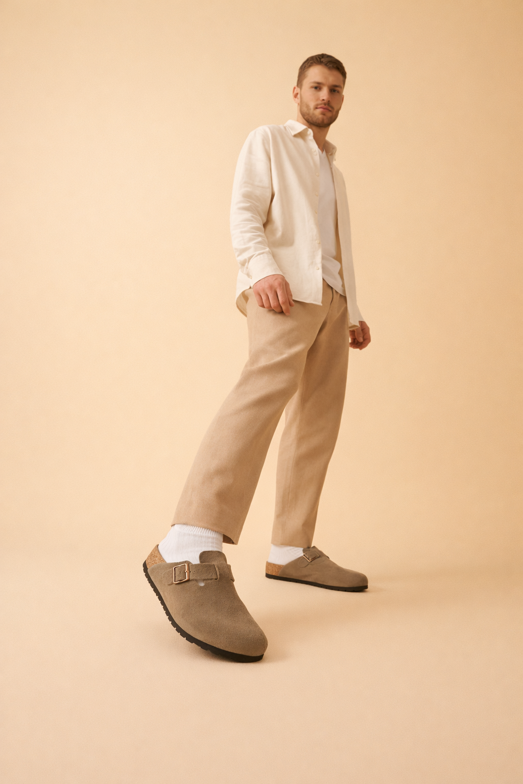 Comfortable unisex outdoor sandals with adjustable straps, excellent for summer and versatile casual styling.