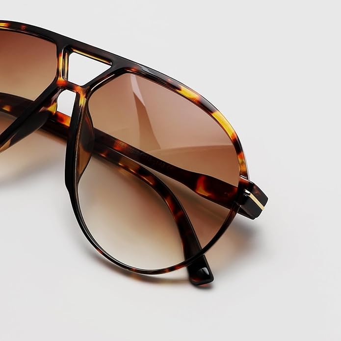 Lightweight retro oversized aviator sunglasses, 70s style for a fashionable look.