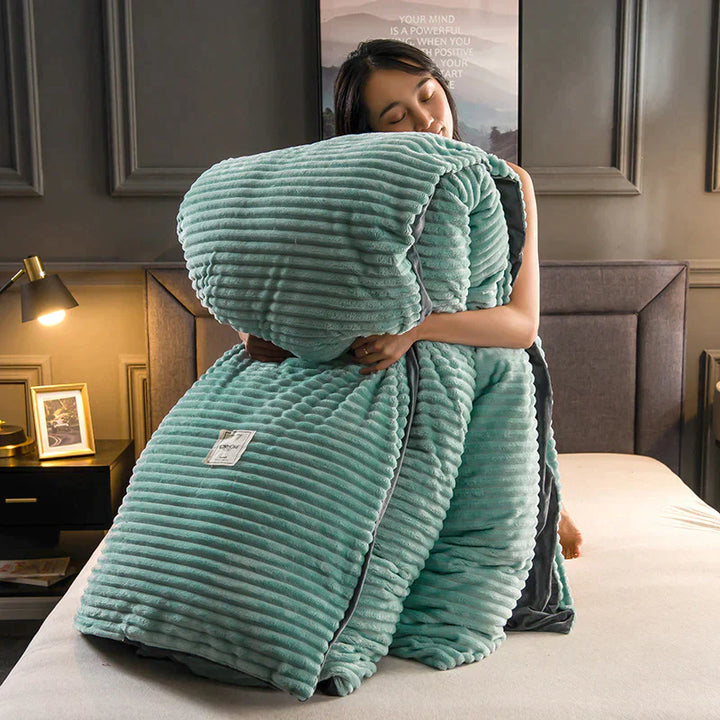 Soft fleece bedding: a plush, unisex duvet cover offering luxurious comfort and warmth.