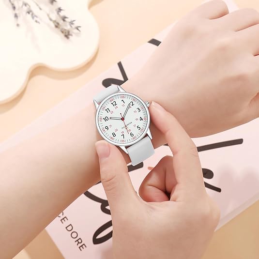 Femke waterproof nurse watch for medical use, featuring a robust silicone strap and clear analog display.