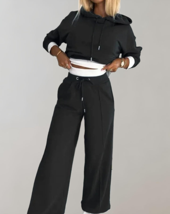 Versatile women's hooded tracksuit with wide-leg bottoms, a perfect blend of comfort and casual style.