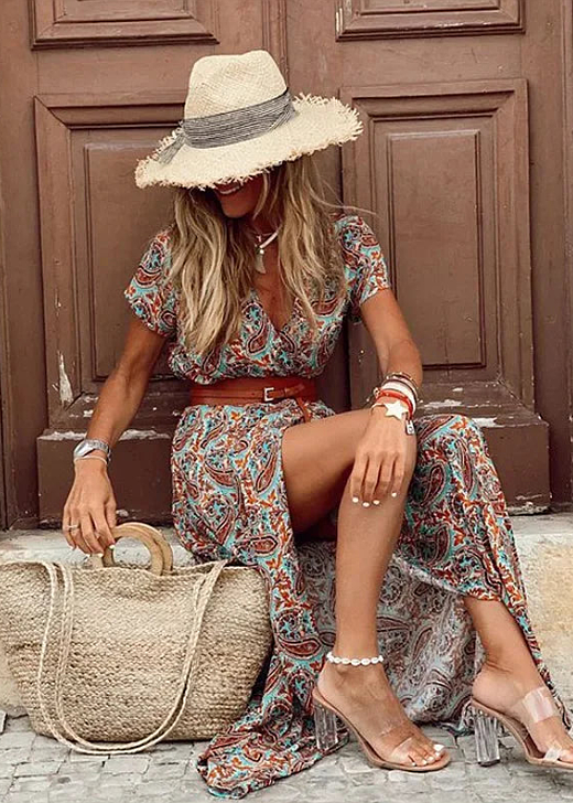 Long women's boho maxi dress, airy and flowy, featuring a matching belt. Perfect casual summer wear.