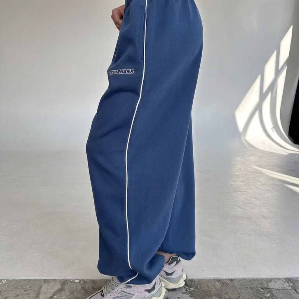 Comfortable women's wide leg sweatpants, baggy fit, ideal for athleisure & everyday casual wear.