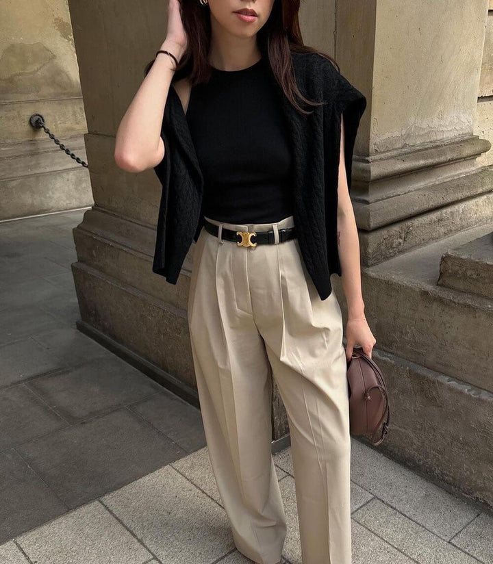 Versatile women's leather belt for casual & dressy looks, featuring a stylish gold buckle.