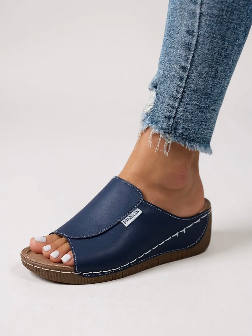 Comfortable open-toe platform slides for everyday versatility & minimalist fashion.