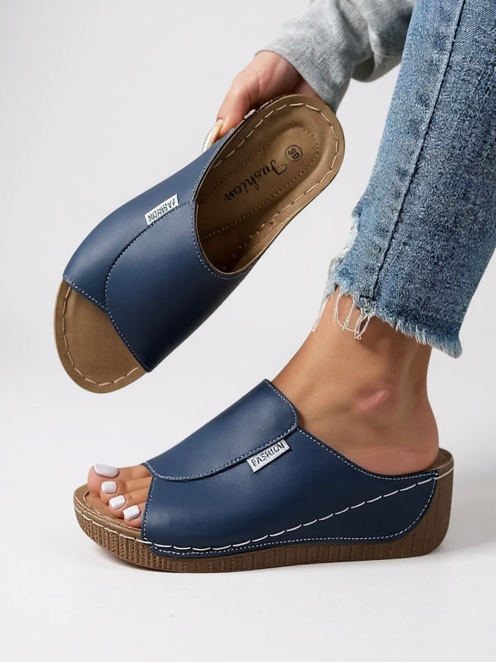 Stylish women's platform slides, ideal summer footwear for casual elegance.