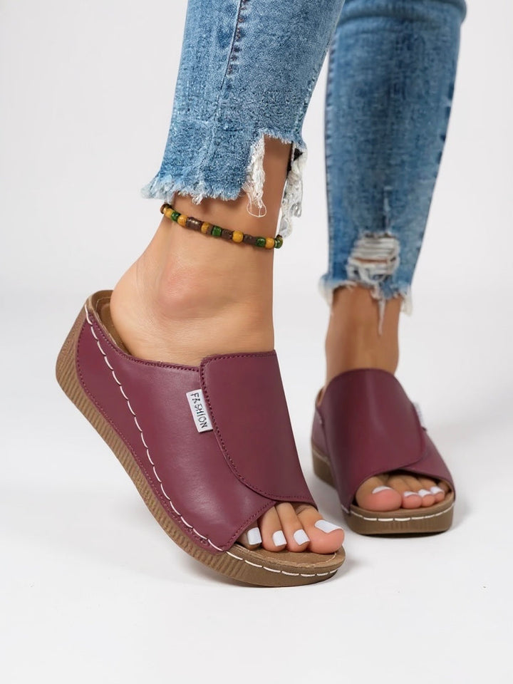 Versatile women's platform slides, perfect for easy slip-on summer comfort.