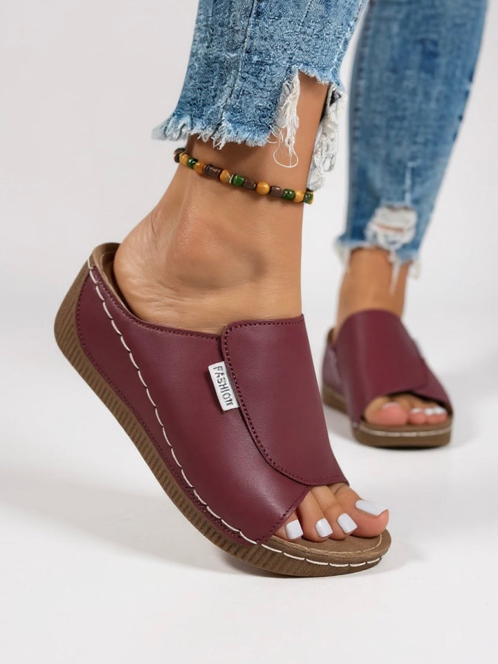 Everyday wear women's platform slides, combining minimalist design & comfort.