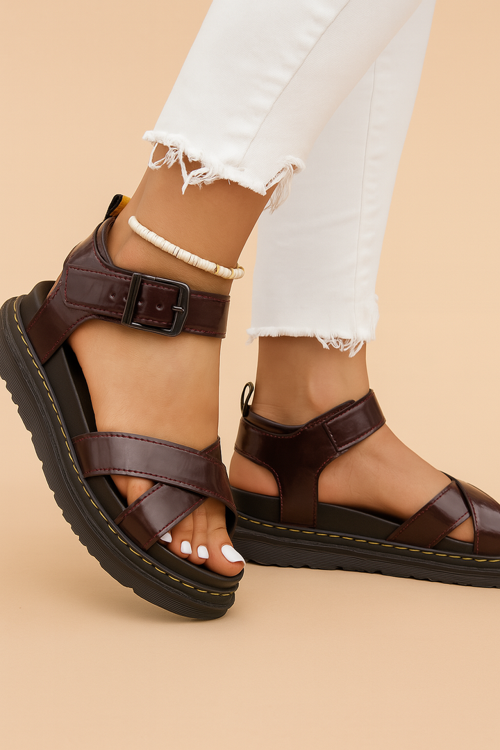 Stylish women's strappy platform sandals featuring a chic buckle, perfect for urban style and summer comfort.