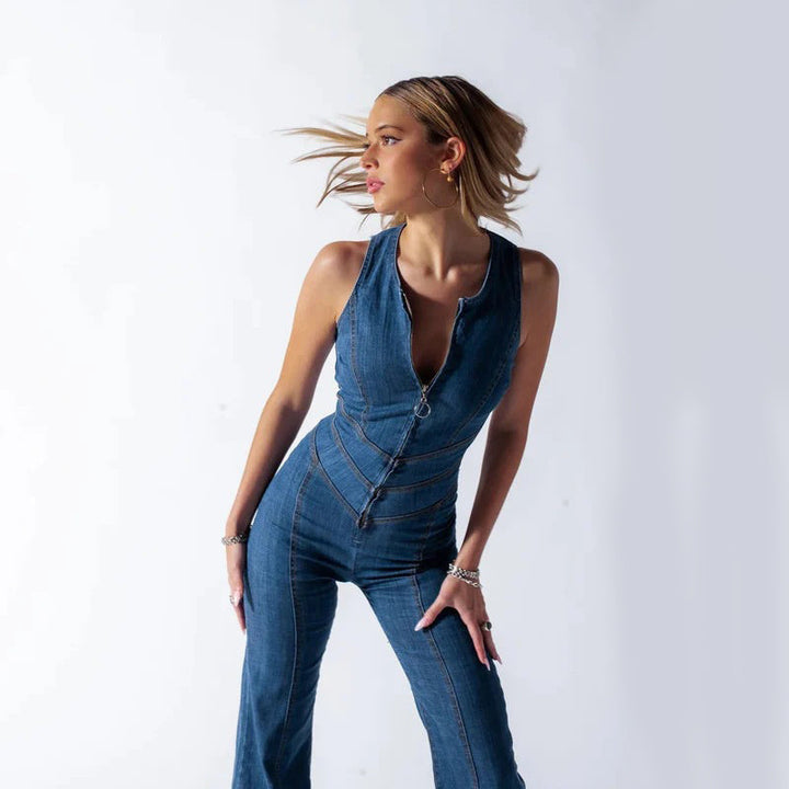 Stylish women's blue denim jumpsuit. Trendy design, flattering fit, ideal for casual and versatile fashion.