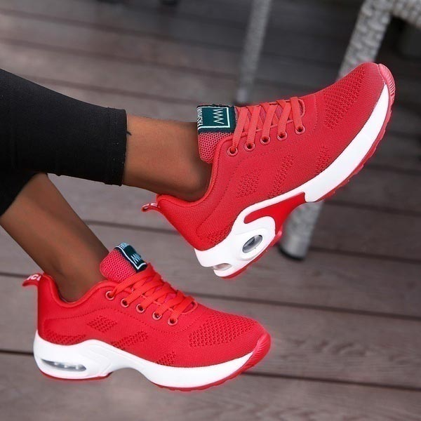 Everyday women's sneakers with breathable fabric and lightweight design, excellent for casual wear.