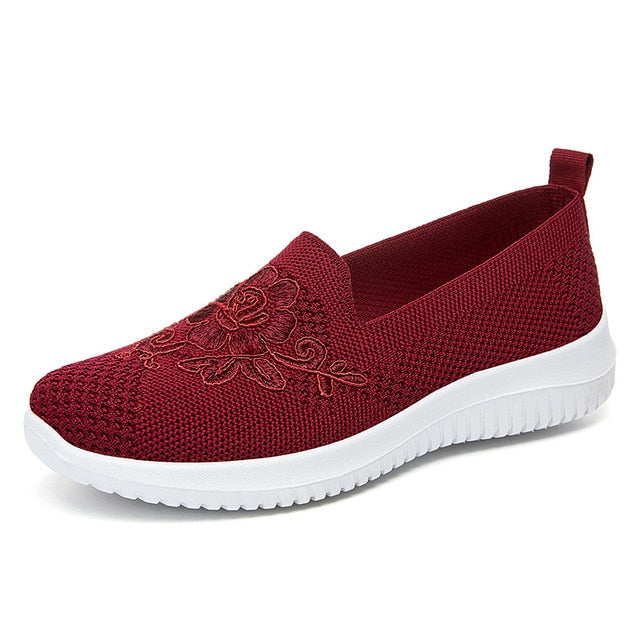 Stylish women's summer sandals, breathable, with elegant embroidery and built-in arch support for comfort.