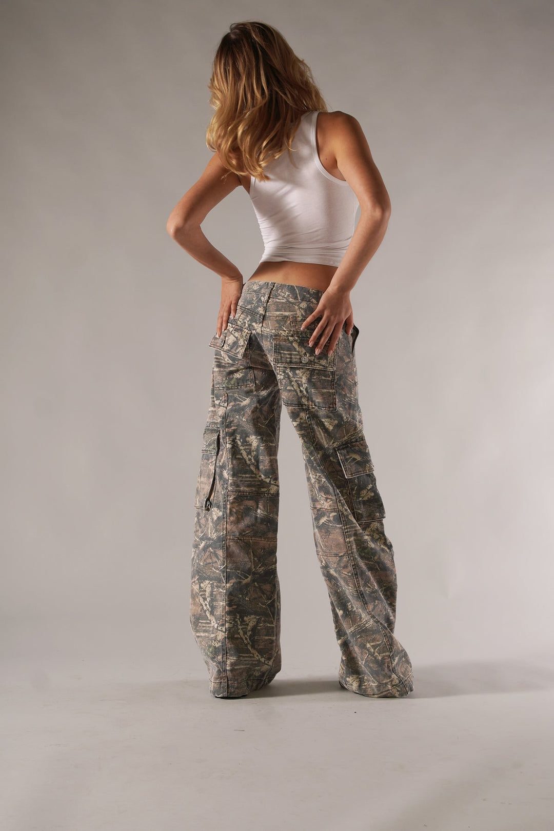 Streetwear women's camo cargo pants, loose fit with utility pockets for an edgy, casual look.