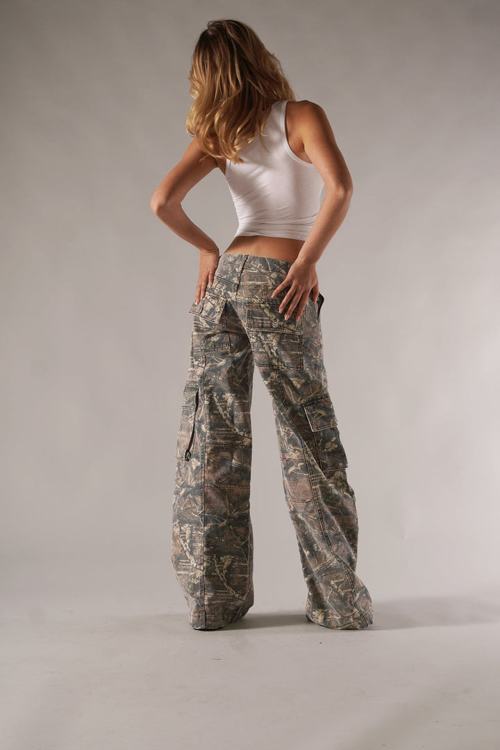 Streetwear women's camo cargo pants, loose fit with utility pockets for an edgy, casual look.