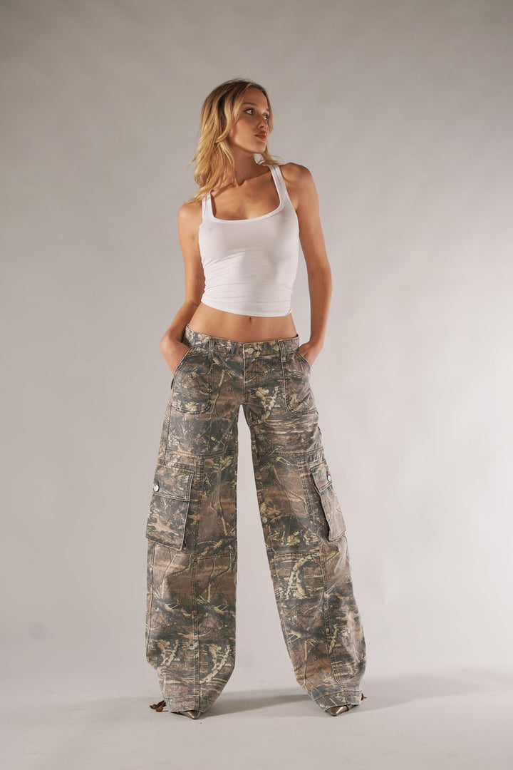Women's camouflage cargo pants, loose fit, wide leg, utility pockets; stylish casual bottoms.