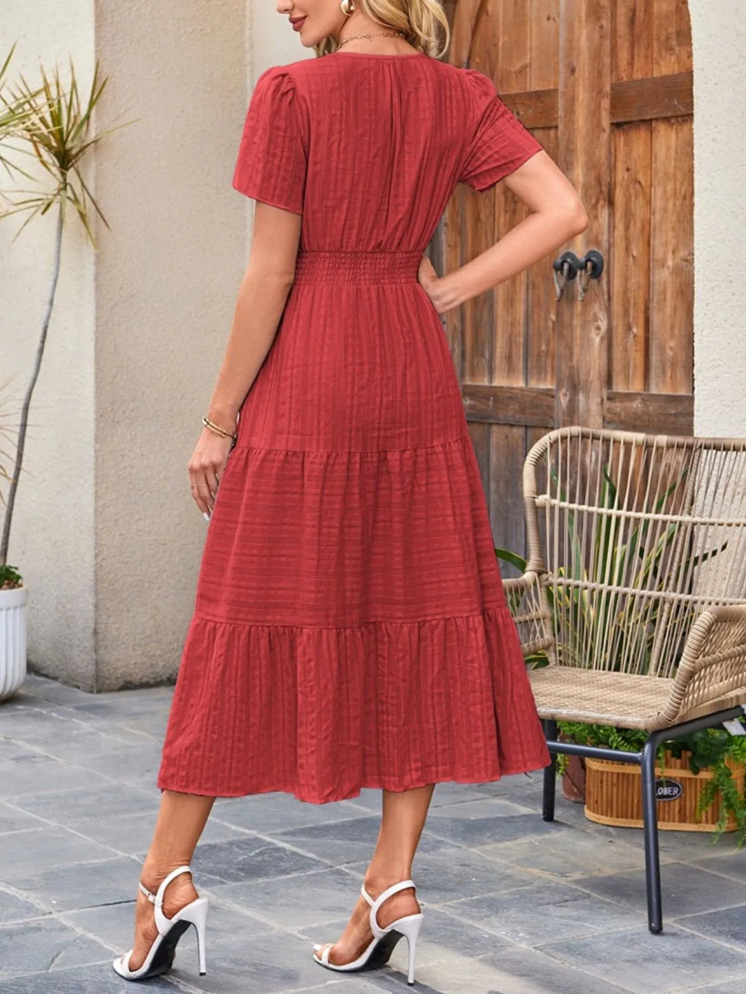 Everyday women's casual tiered midi dress, comfortable and stylish, equipped with pockets.