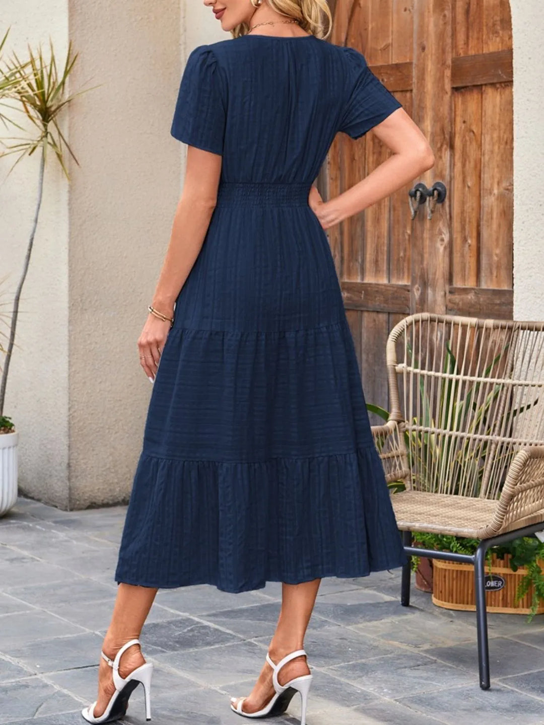 Smart women's versatile midi dress, perfect for casual or dressed-up looks, includes pockets.