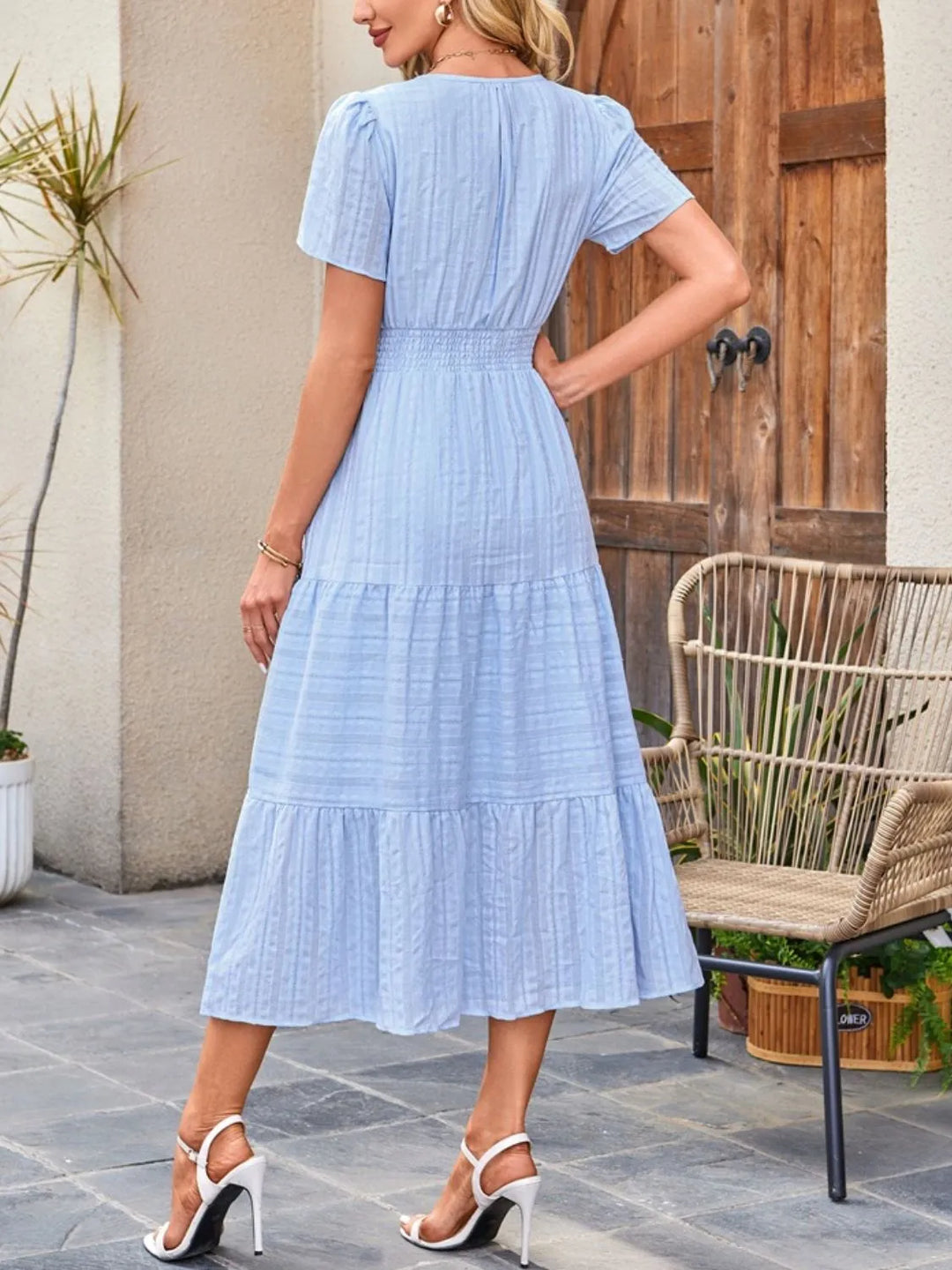 Elegant flowy summer midi dress with a comfortable fit and essential pockets for daily wear.