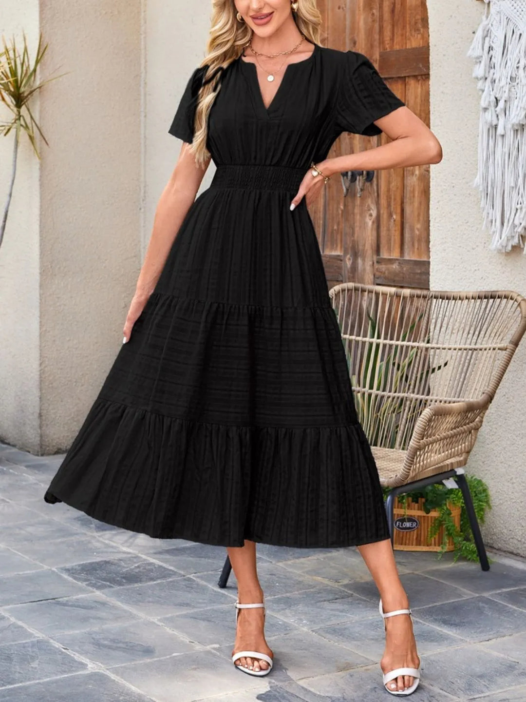 Versatile women's casual midi dress, short-sleeved and flowy, with practical pockets.