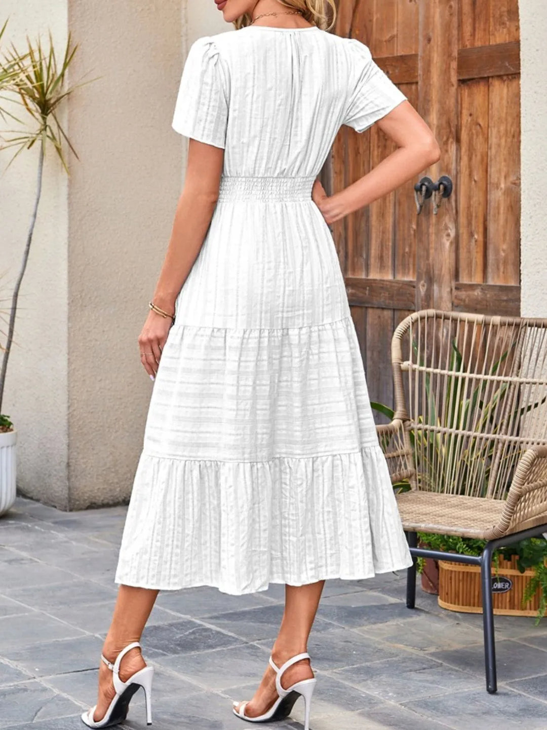 Casual summer midi dress for women, relaxed fit, flowy fabric, and essential everyday pockets.