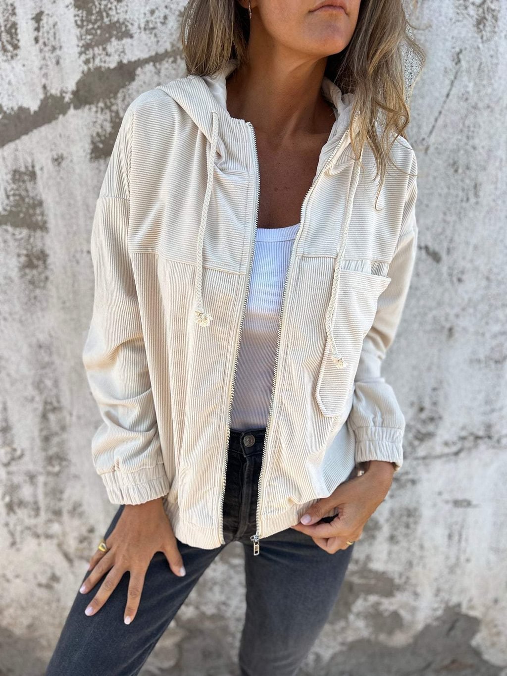 Stylish women's hooded jacket, perfect for casual street fashion. Comfortable and trendy outerwear.