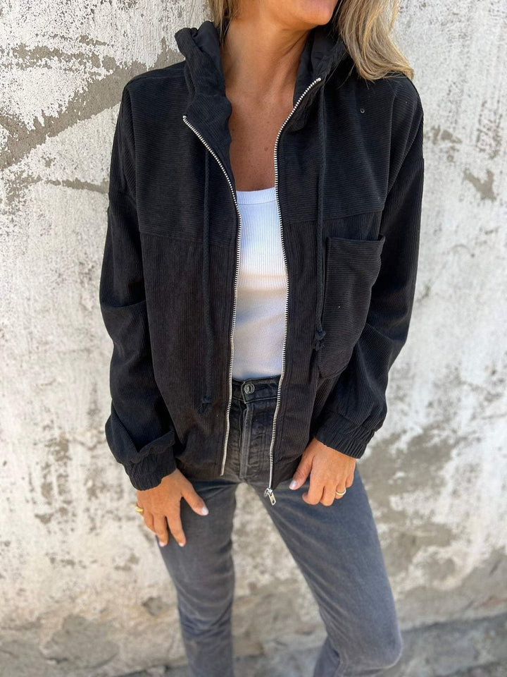 Versatile women's hooded jacket, ideal for comfortable street style. Essential spring/fall outerwear.