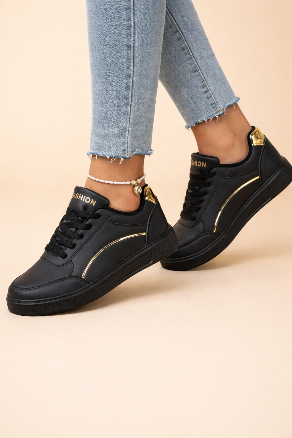 Lace-up women's platform sneakers offering a modern urban style. Comfortable & lightweight casual shoes for daily use.