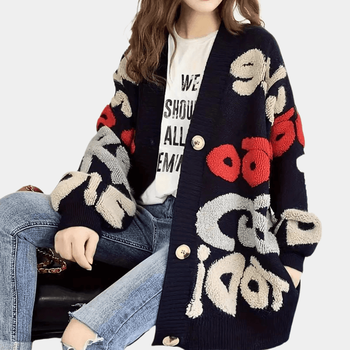 Elegant women's lightweight knitwear cardigan, ideal for comfortable and chic everyday fashion.