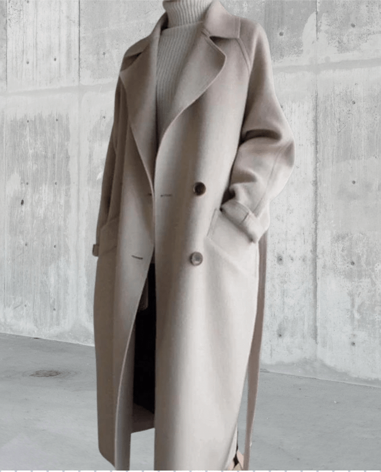 Women's chic oversized belted winter coat in a warm fabric, perfect for cold weather.