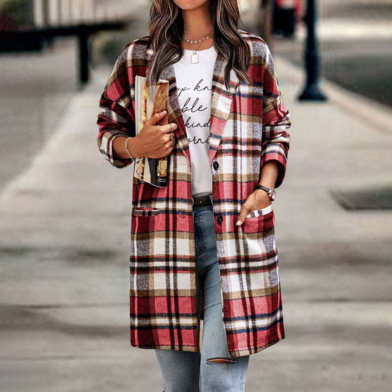 Women's chic plaid jacket in a stylish pattern, perfect for fall fashion. Comfortable outerwear with button front.