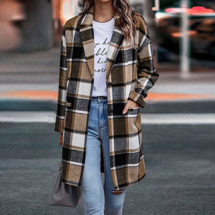 Stylish women's plaid jacket, a versatile outerwear piece for cozy fall and winter outfits. Long sleeve design.
