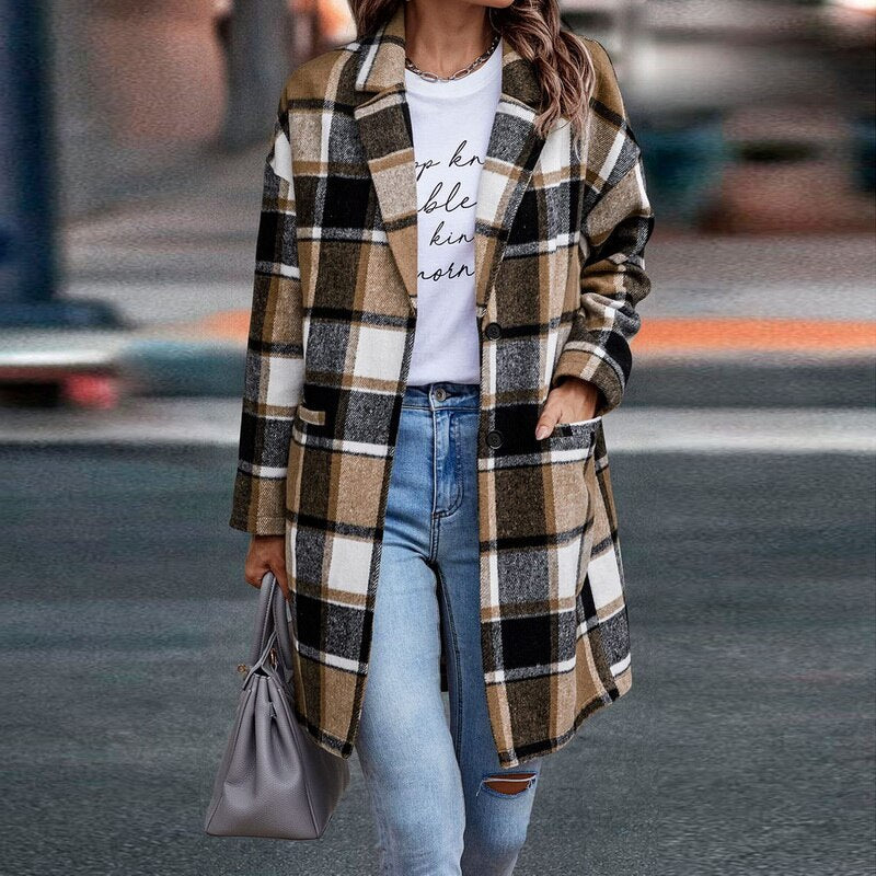 Comfortable women's plaid jacket with a classic pattern, ideal for casual wear. Chic button-front fall fashion.