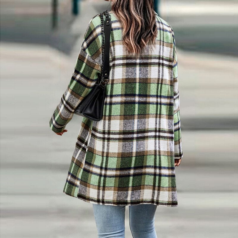 Versatile women's plaid outerwear, a stylish and comfortable jacket for various occasions. Ideal fall/winter fashion.