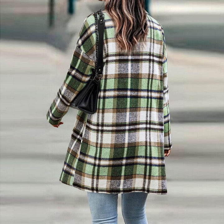 Versatile women's plaid outerwear, a stylish and comfortable jacket for various occasions. Ideal fall/winter fashion.