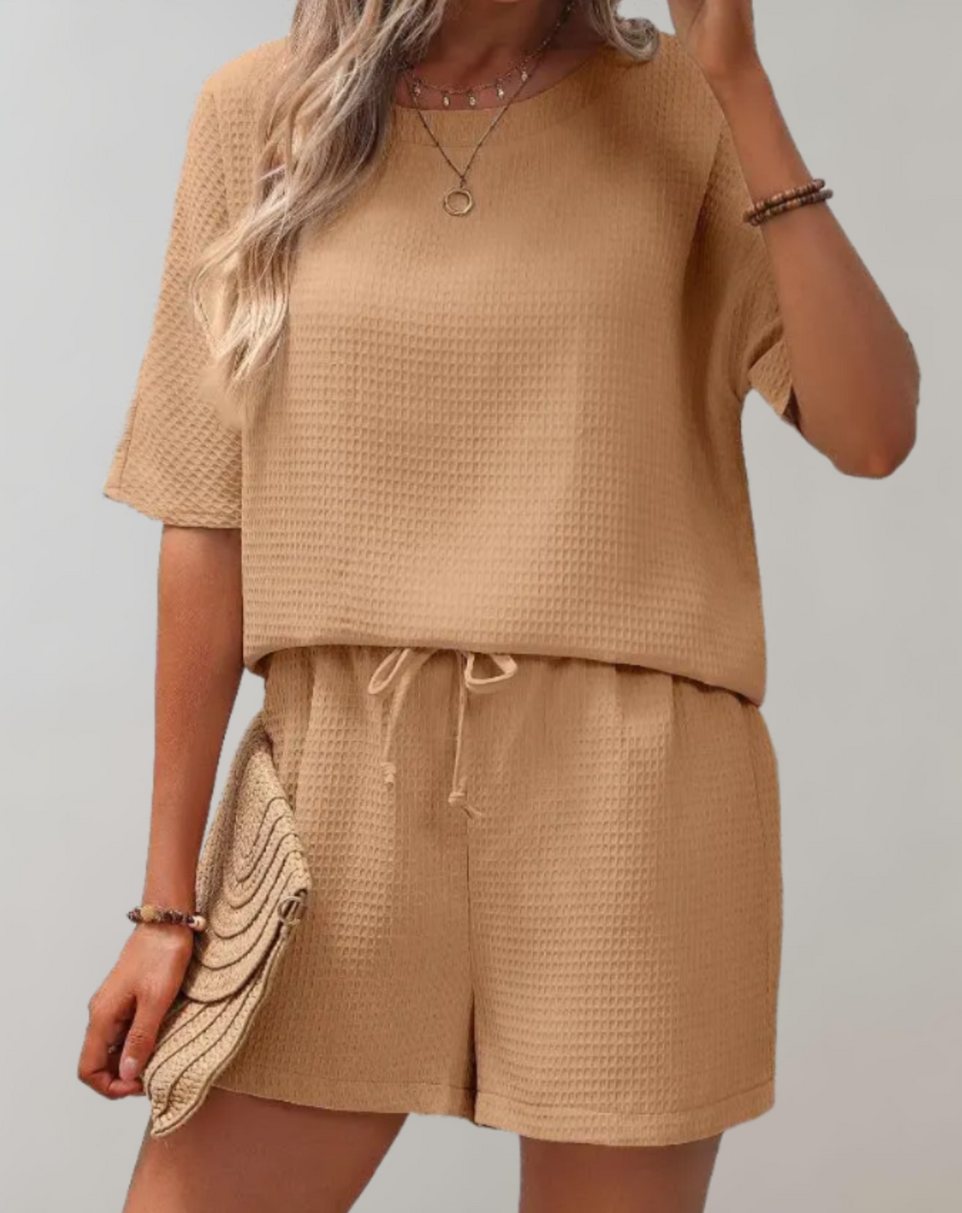Comfortable women's two-piece set: stylish top & loose shorts, ideal for relaxed loungewear or casual summer days.