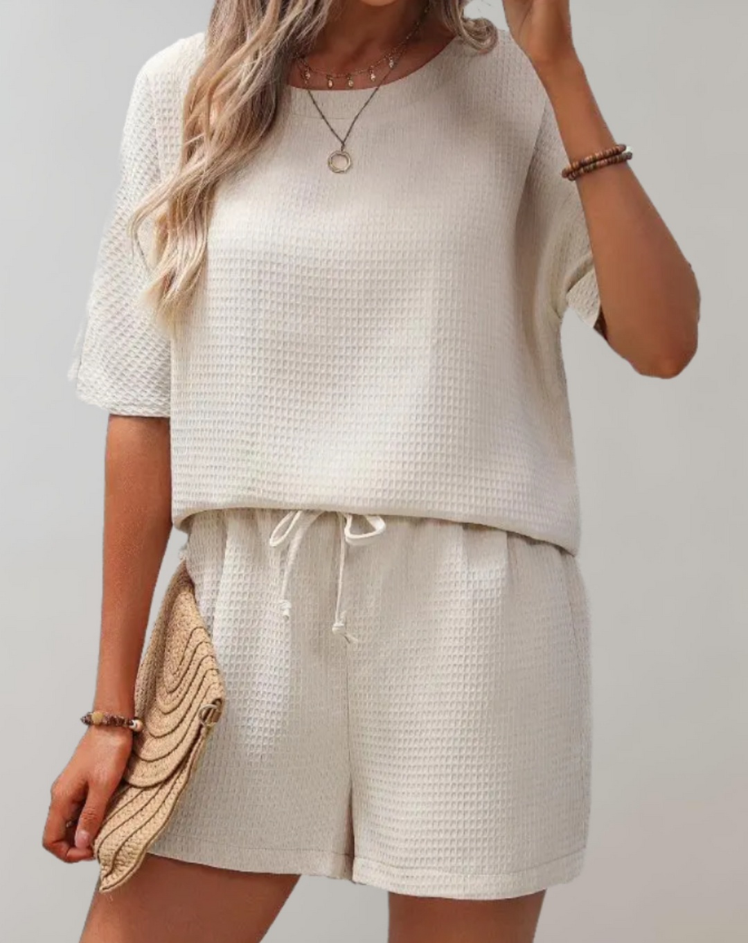 Versatile women's two-piece outfit: stylish top & loose shorts. Perfect for casual wear, loungewear, or vacation.