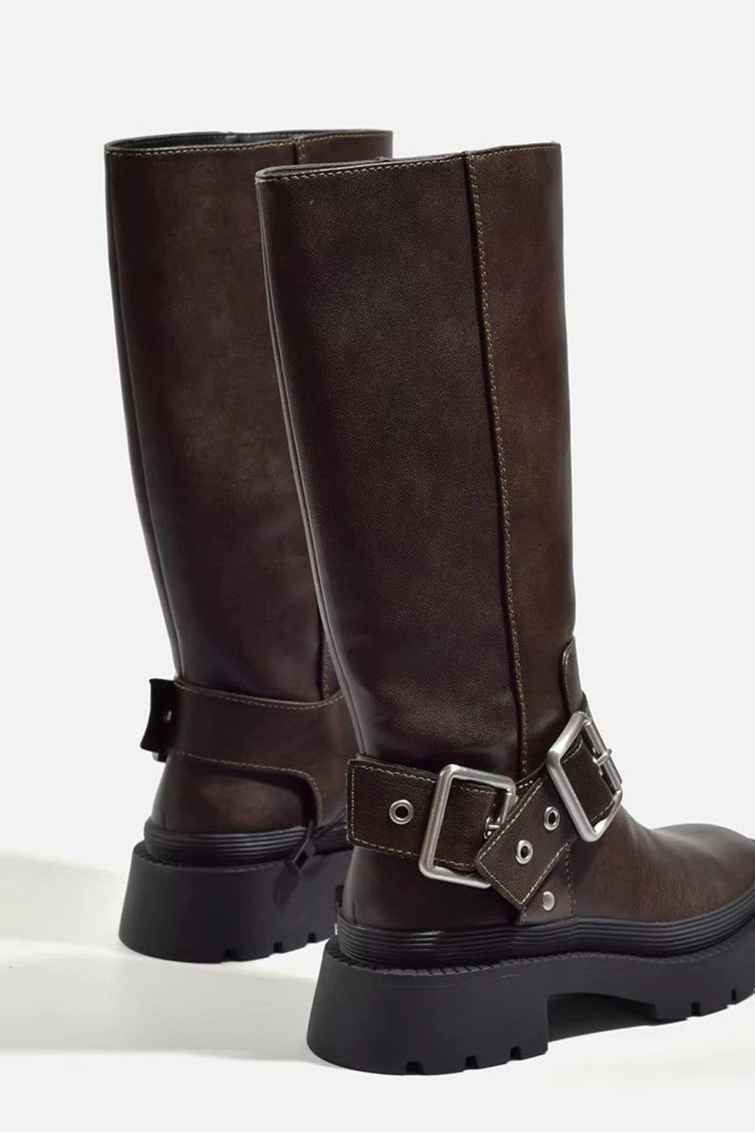 Stylish women's knee-high boots with a chunky flat sole for comfort. Ideal for fashion and cold weather.