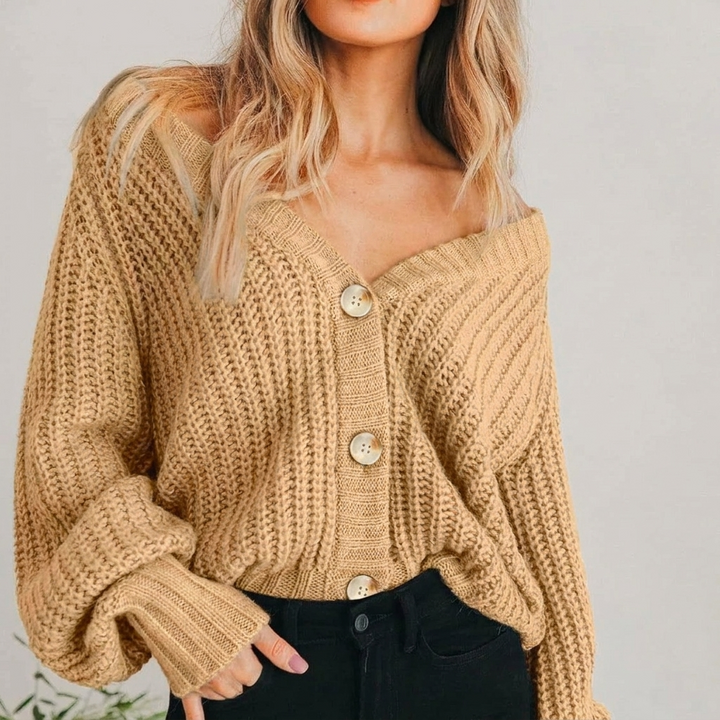 Cozy women's oversized chunky knit cardigan with balloon sleeves & V-neck for autumn & spring layering.
