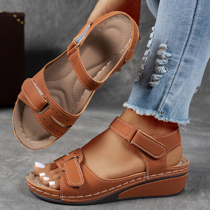 Adjustable strap women's sandals for personalized comfort. Ideal ergonomic summer footwear for daily wear.
