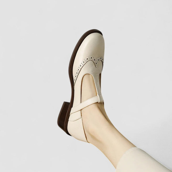 Versatile women's Mary Jane flats in classic style, perfect for everyday casual outfits.