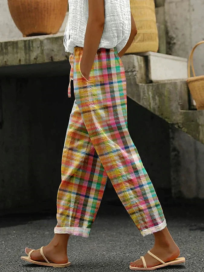 Women's comfortable checkered pants, perfect for versatile everyday wear or chic office fashion.