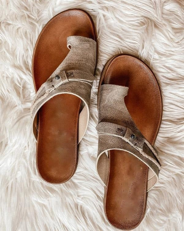 Close-up of comfortable women's flat toe loop sandals, highlighting soft design for summer casual and everyday wear.