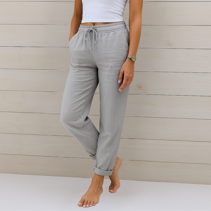 Stylish women's summer bottoms: flowy trousers with elastic waist for a relaxed fit & comfortable fashion.