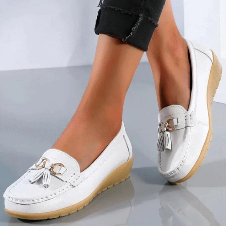 Stylish women's retro wedge loafers, a comfortable slip-on choice for casual and elegant autumn spring outfits.