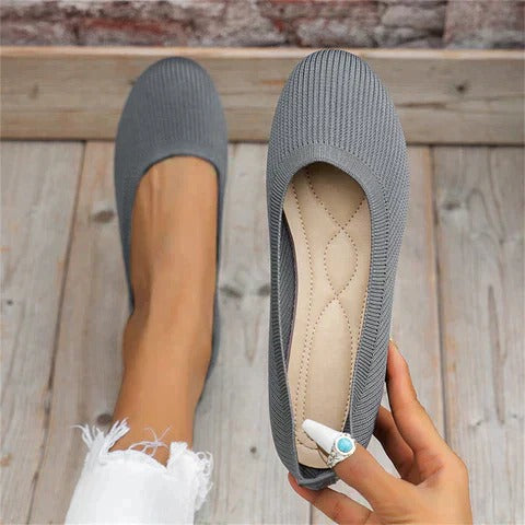 Elegant women's round toe ballet flats with easy slip-on design, ideal comfortable everyday footwear.