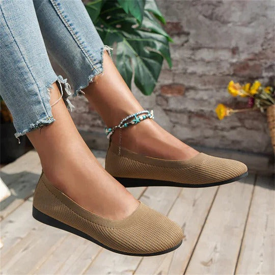 Easy-to-wear women's round toe ballet flats, slip-on design for comfortable, stylish casual footwear.