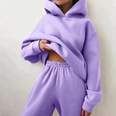 Modern women's matching set, a comfortable two-piece hoodie and jogging pants for everyday style.